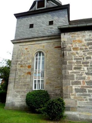 Evangelische Kirche - Kirchturm von Norden (gotischer Chorturm mit Turmchor - Jahr 1733 sowie 1844 stark verändert) mit verschieferter Glockenstube
