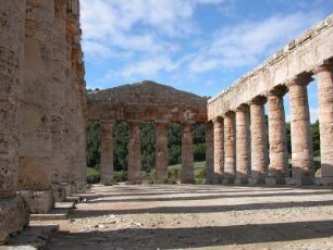 Innenansicht des Tempels von Segesta, 420 v. Chr. erbaut, südlich von Palermo