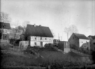 Blick vom Bahnhofsgelände zur Talstraße : ganz re.: Neubert-Hozmehl-Mahlmühle, dahinter Gasthof, Bildmitte: "Bauer-Schneider-Haus"