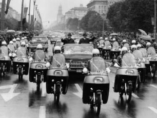Berlin-Mitte, Karl-Marx-Allee. Nicolae Ceaușescu und Erich Honecker im Konvoi bei der Fahrt durch die Stadt