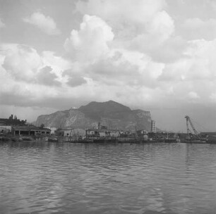Palermo, La Cala. Blick über den ältesten Teil des Hafens zum Monte Pellegrino