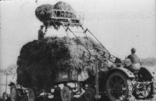Fotografie: Heuernte, Frontlader, Transportgerät, Zweiachsanhänger, Be- und Entladen