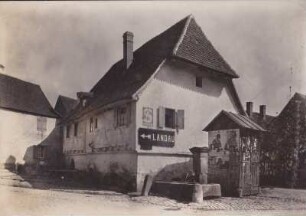 Hauptstraße. Eckhaus mit Brunnen. Fachwerk Verputzt