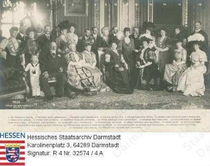 Wilhelm II. Kaiser Deutsches Reich (1859-1941) / Treffen mit gekrönten Häuptern, Gruppenaufnahme, durchnummeriert / Nr. 1: Louise Victoria Prinzessin v. Großbritannien (Princess Royal) verh. Duff (1867-1931) / Nr. 2: Arthur Duke of Connaught (1850-1942) / Nr. 3: Maud Königin v. Norwegen geb. Prinzessin v. Großbritannien (1869-1938) / Nr. 4; Kaiser Wilhelm II. / Nr. 5: Mary Königin v. Großbritannien geb. Fürstin v. Teck (1867-1953) / Nr. 6: Patricia Prinzessin of Connaught verh. Lady Ramsay (1886-1974) / Nr. 7: George V. König v. Großbritannien (Prince of Wales) (1865-1936) / Nr. 8: Alfons XIII. König v. Spanien (1886-1941) / Nr. 9: Auguste Viktoria Kaiserin Deutsches Reich geb. Prinzessin v. Schleswig-Holstein-Sonderburg-Augustenburg (1858-1921) / Nr. 10: Arthur Prince of Connaught (1883-1938) / Nr. 11: Alexandra Königin v. Großbritannien geb. Prinzessin v. Dänemark (1844-1925) / Nr. 12: Vladimir Großfürst v. Russland (1847-1909) / Nr. 13: Victoria Eugenia Königin v. Spanien geb. Prinzessin v. Battenberg (1887-1969) / Nr. 14: Luise Margarethe Prinzessin v. Großbritannien geb. Prinzessin v. Preußen (1860-1917) / Nr. 15: Victoria Lady Mountbatten () / Nr. 16: Johann Georg Prinz v. Sachsen (* 1869) / 17: Prinz Olaf? / Nr. 18: Edward VII. König v. Großbritannien (1841-1910) / Nr. 19: Königinmutter Isabella II. v. Spanien (1830-1904) / Nr. 20: Beatrice Prinzessin v. Battenberg geb. Prinzessin v. Großbritannien (1857-1944) / Nr. 21: Maria Großfürstin v. Russland geb. Prinzessin v. Mecklenburg-Schwerin (1854-1920) / Nr. 22: Marie Amelie Königin v. Portugal geb. Prinzessin v. Orléans (1865-1951) / Nr. 23: Helene Herzogin v. Aosta geb. Prinzessin v. Orléans (1871-1951) / Nr. 24: Maria Immakulata Herzogin v. Sachsen geb. Prinzessin v. Bourbon-Sizilien (* 1874)