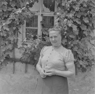 Arbeiter Kreis Kamenz : Portrait einer Frau vor einer Hausfassade