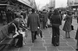 Einkaufsbetrieb in der Innenstadt am zweiten verkaufsoffenen Samstag im Advent