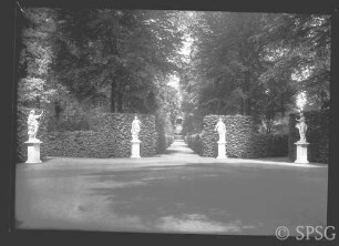 Potsdam, Park Sanssouci, Musenrondell, Blick zum Felsentor.