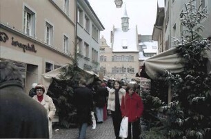 Staufen: Weihnachtsmarkt; Hintergrund Rathaus