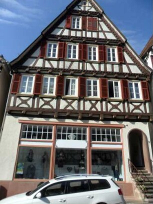 Stadtbild-Altburger Straße im Westen-Haus Nr 5 (erbaut 1608)-Giebelständiges Haus mit Fachwerkobergeschossen in Riegelbauweise in Übersicht