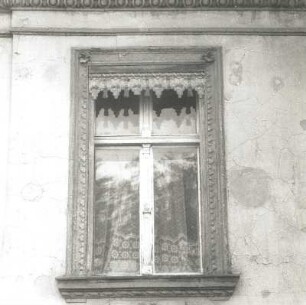 Cottbus, Thälmannplatz 51. Wohnhaus (um 1870). Obergeschoß-Fenster