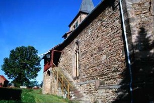 Südfront der Kirche mit Gesims, Emporenaufgang