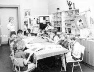 Junge Pioniere im Grete-Walter-Kabinett der Grete-Walter Oberschule in Berlin-Weißensee