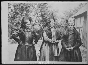 Drei Frauen in hessischer Tracht