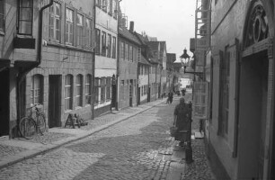 Flensburg: Oluf-Samson-Gang, Vordergrund Pumpe