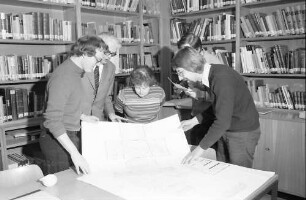 Freiburg: Universität Freiburg, Prof. Walter Nicolaus Schumacher und Dozenten mit archäologischem Plan