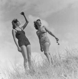 Elisabeth Gremmler (rechts) und eine Freundin in Badebekleidung am Strand