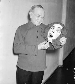 Kabarett der Komiker: Wilhelm Bendow mit Maske von Claire Waldoff; hat Maske in der Hand