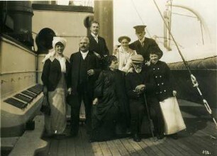 Gruppenbildnis von Passagieren an Deck des Hochseepassagierdampfers "Victoria Luise"