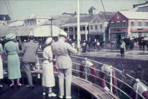 Reisefotos Bermuda. Hamilton, Reisende an Deck eines Passagierschiffes. Blick zum Kai mit "The Bermuda sport shop" und "John A. P. Pitt & Co."