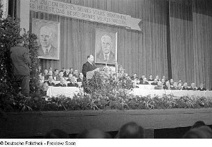 Veranstaltung anlässlich des 70. Geburtstages von Wilhelm Pieck : Walter Ulbricht am Rednerpult