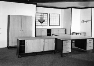Ausstellungskoje mit Büromöbeln des VEB Märkische Möbelwerke Trebbin
