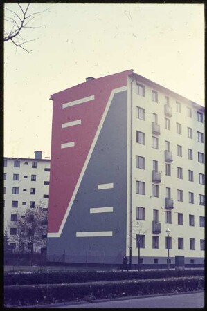Giebelgestaltung und Fassadenbemalung eines Wohnkomplexes