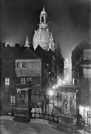 Dresden. Wohn- und Geschäftshäuser gegen Frauenkirche und Rathausturm