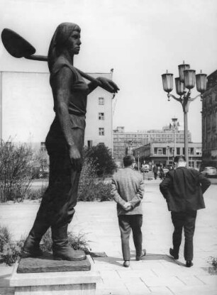 Berlin-Mitte. Skulptur: Aufbauhelferin, Rathausstraße, 1952/53 von Fritz Cremer, im Hintergrund Warenhaus