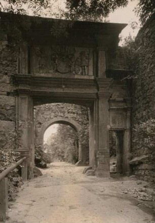 Burg Stolpen. Burgtor zur Hauptburg, Renaissanceportal mit kursächsisch-dänischem Wappen, nach Mitte 16. Jh.