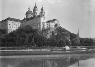 Benediktinerkloster Stift Melk : Melk. Benediktinerkloster Stift Melk (Abtei Melk, 1702-1746; Jakob Prandtauer). Blick über die Donau mit Dampfschiff "Wachau"