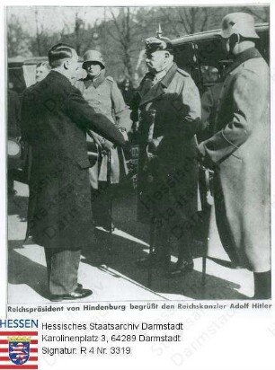 Hindenburg, Paul v. (1847-1934) / Porträt in Uniform vor Auto neben Soldaten stehend bei der Begrüßung von Adolf Hitler (1889-1945) als Reichskanzler auf dem Weg nach Potsdam, mit Bildlegende / Gruppenaufnahme, Ganzfiguren