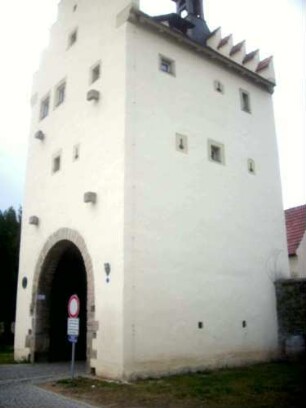 Stadtbefestigung - Stadttor (oberes Maintor) - querab von Nordosten mit Schießscharten (Schlüsselloch-Scharten) und Durchfahrt