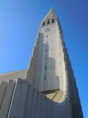 Reykjavik - Hallgrimskirkja : Der 73 Meter hohe Turm der Hallgrimskirkja ist die Stadtdominante von Reykjavik, aufgenommen am 29. Mai 2012