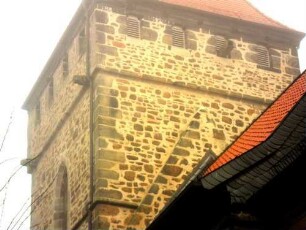 Dagobertshausen-Evangelische Kirche - Kirchturm (gotische Gründung 15 Jhd) von Ostsüdosten - Obergeschoß (einst Wehrplattform) sowie alter Dachspur im Osten über neuem Langhausfirst