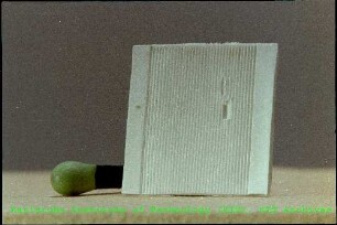 Detailaufnahme einer oberflächenstrukturierten Keramikplatte des Instituts für Materialforschung III (IMF III)