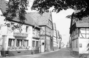 Jockgrim: Straße mit Fachwerkhäusern, vom Gasthaus