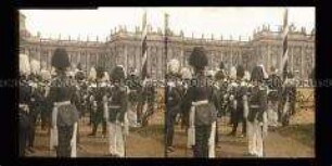 Kronprinz Wilhelm von Preußen und Offiziere im Schlosspark Neues Palais, Potsdam