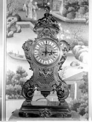 Uhr mit bekrönendem Putto