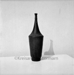 Juscha und Siegfried Schneider-Döring: Kunstkeramiker: Werke: Vase: vor weißem Hintergrund