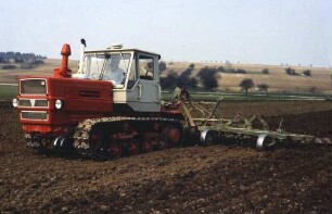 Kettentraktor T-150 mit Feingrubber B 231