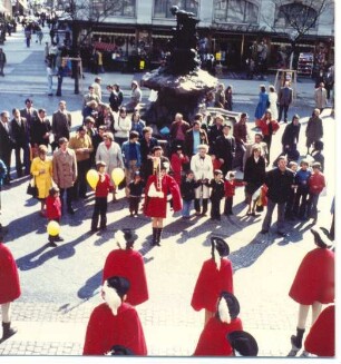 Landsknechtsfanfarenzug aus Lemgo-Brake in Detmold auf dem Marktplatz. Detmold. Marktplatz. Papierabzug