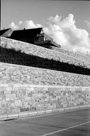 Rheinweiler: Autobahnbauwerk Doppelrampe; Stützmauer von unten
