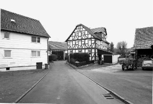 Einhaus; Baunatal, Am Bache 4, Am Bache 6