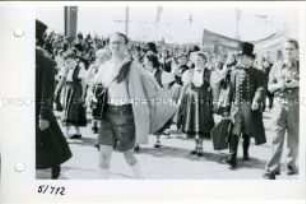 Demonstranten in Tracht auf der Berliner Maidemonstration 1953