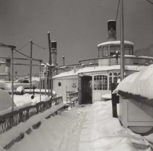 Dresden-Loschwitz, Elbdampfer "Aussig" (1894, Werft Blasewitz) im Loschwitzer Winterhafen. Ansicht über das Deck. Winteraufnahme