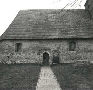 Kemmen. Dorfkirche (1401/1500, Turmaufsatz um 1650). Teilansicht der Nordseite mit Portal
