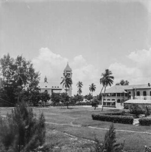 Kirche : Blick zur Azania-Front-Kathedrale Kirche (Lutheran Azania Front Cathedral) von Daressalam, rechts Hotel Kaiserhof (New Africa Hotel)
