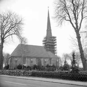 Friedenskirche: Kirchturm mit Baugerüst: Außenansicht von Norden: im Vordergrund Kirchhof: rechts und links Bäume