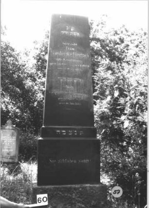Grabstein 57 (Index: 99805312) Material: Granit Zustand: gut Maße HxBxT: 231x67x31 cm Beschreibung: Obelisk, getreppter Sockel, davor: rechteckige Bodenplatte Besonderheit: Familiengrab mit Gedenkinschriften: Grabstein 57