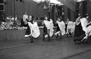 Schützenfest: Frauen der Ahrensburger Schützengilde beim Cancan-Tanz